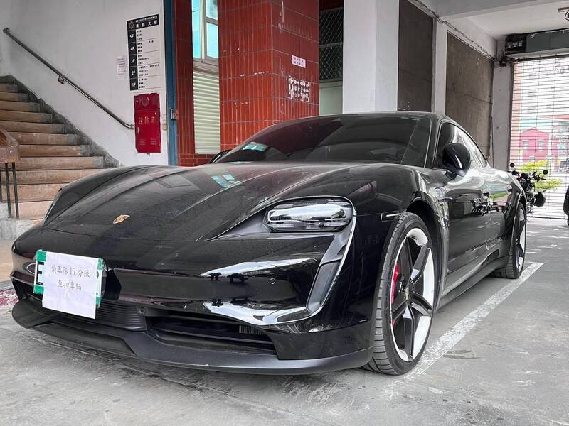 检警查扣诈团保时捷电动跑车。（记者蔡清华翻摄）