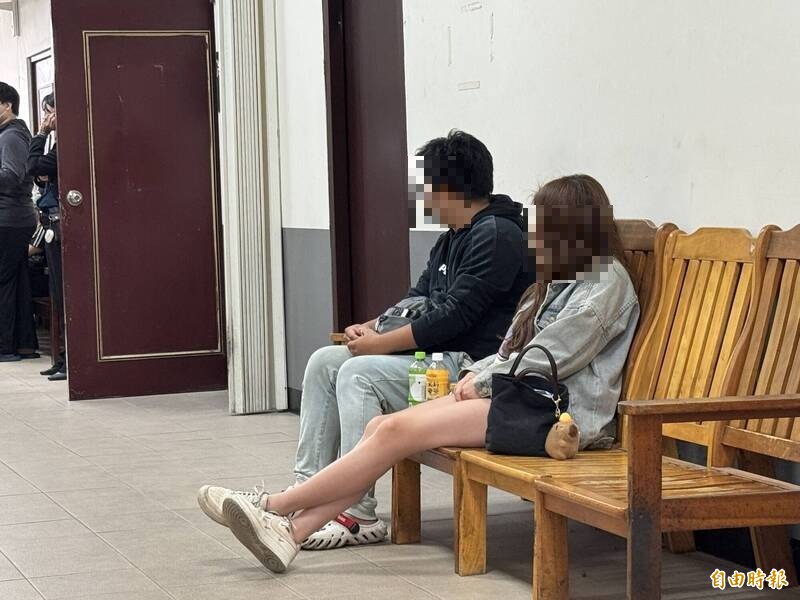 黄姓女死者的儿女在高市殡等候妈妈遗体相验，神情都相当淡定。（记者许丽娟摄）