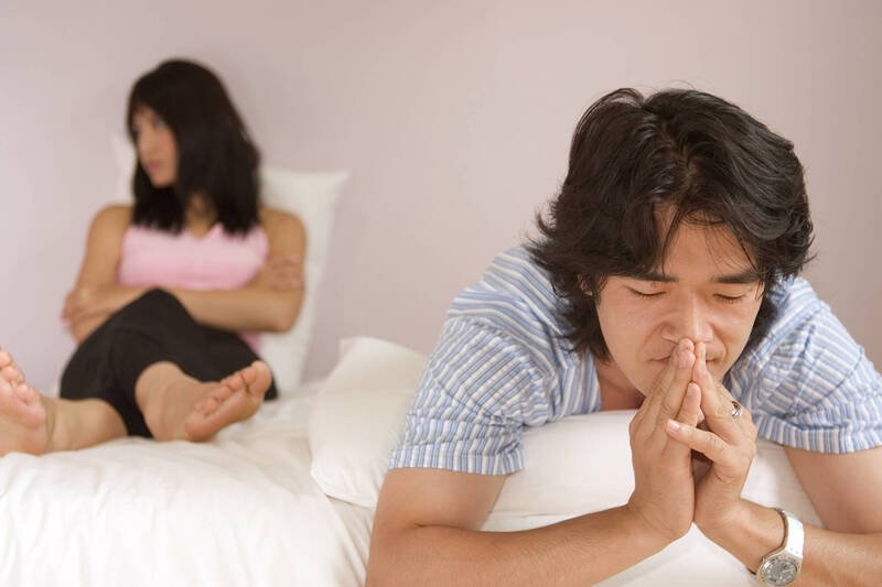 Y姓男子控诉某公立高职的杨姓男老师利用学生毕业旅行，深夜进入其妻L女（在同所高职任教）的饭店房间不当交往。因Y男没有证据，台南地院法官判Y男求偿败诉。（情境照）