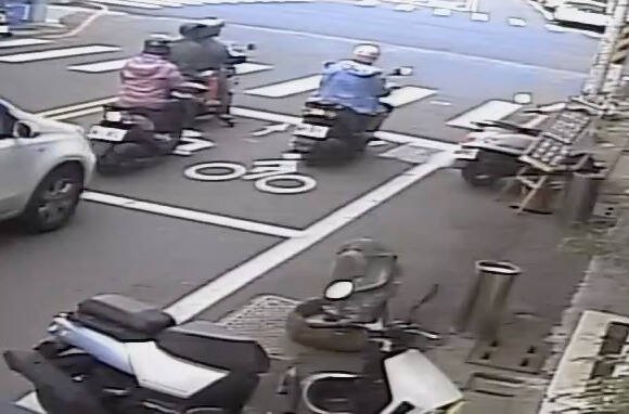 当时路口有3辆机车士在等待红灯，白色轿车突然从后方逼近，毫无减速就撞上。（民众提供）