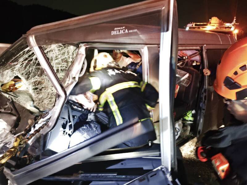 国道3号南向370.9公里田寮路段，今天晚上7点多发生2部小货车追撞，救护人员赶抵车祸现场抢救受伤民众。（民众提供）