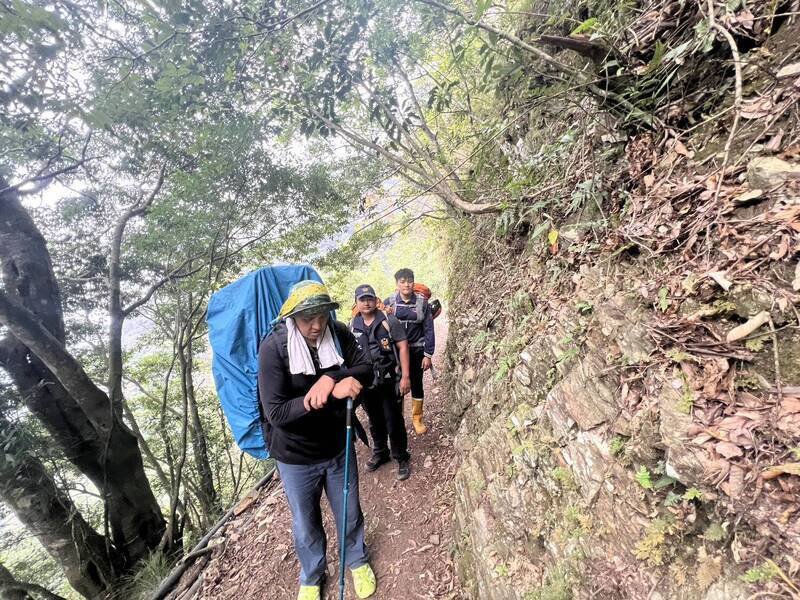 玉山园区八通关发生山难，保七刑大队长倒地死亡，搜救人员已上山驰援。（南投县消防局提供）
