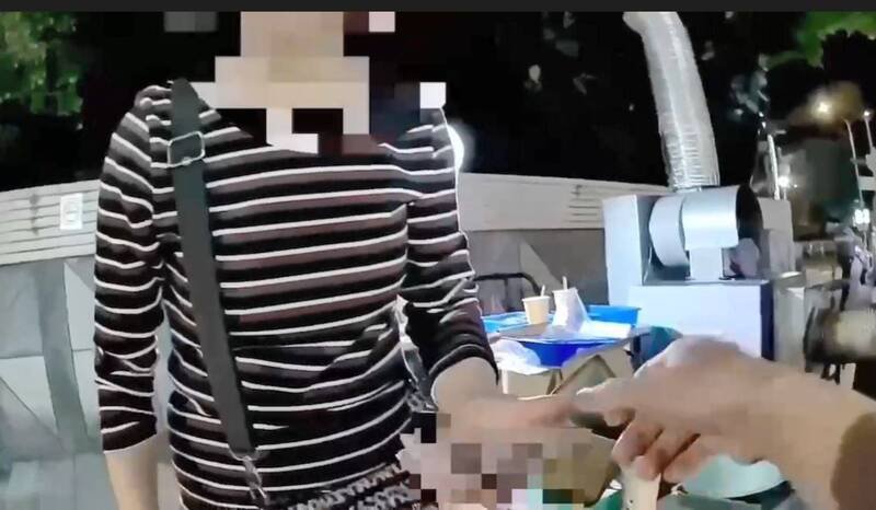 何妇买烤肉却忘了回家的路。（记者刘庆侯翻摄）