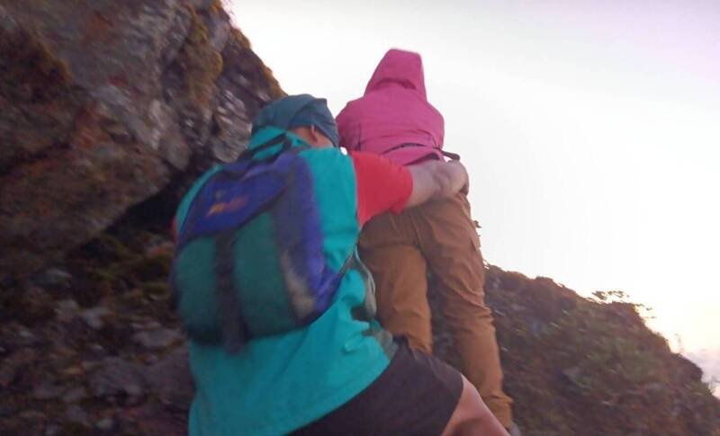 女山友受困海拔3千公尺绝壁，失温获救。（民众提供