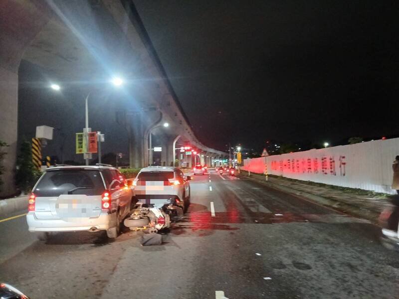 机车被夹在2汽车间，所幸骑士吕男送医后保住一命。（记者徐圣伦翻摄）