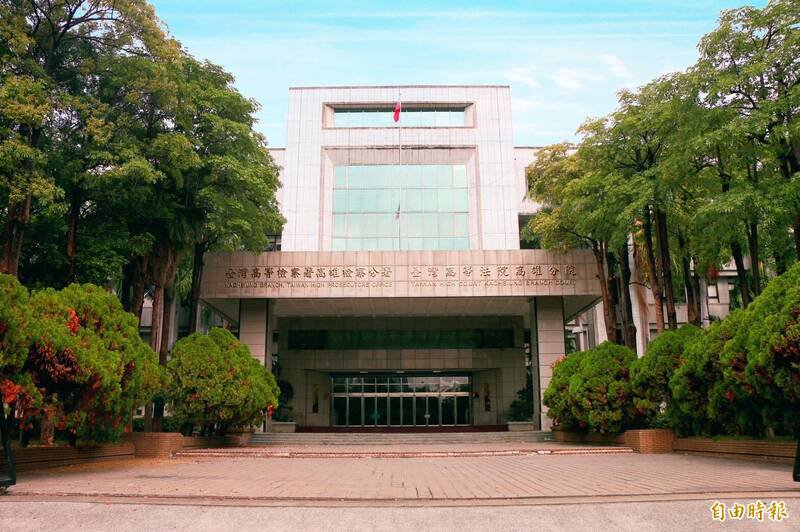 KTV争风吃醋起冲突，施男砍杀情敌致重伤，经高雄高分院判刑后，不服上诉被驳回，即将入狱执行。（记者鲍建信摄）