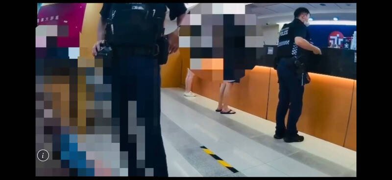 警员到银行苦劝杨妇。（记者邱俊福翻摄）