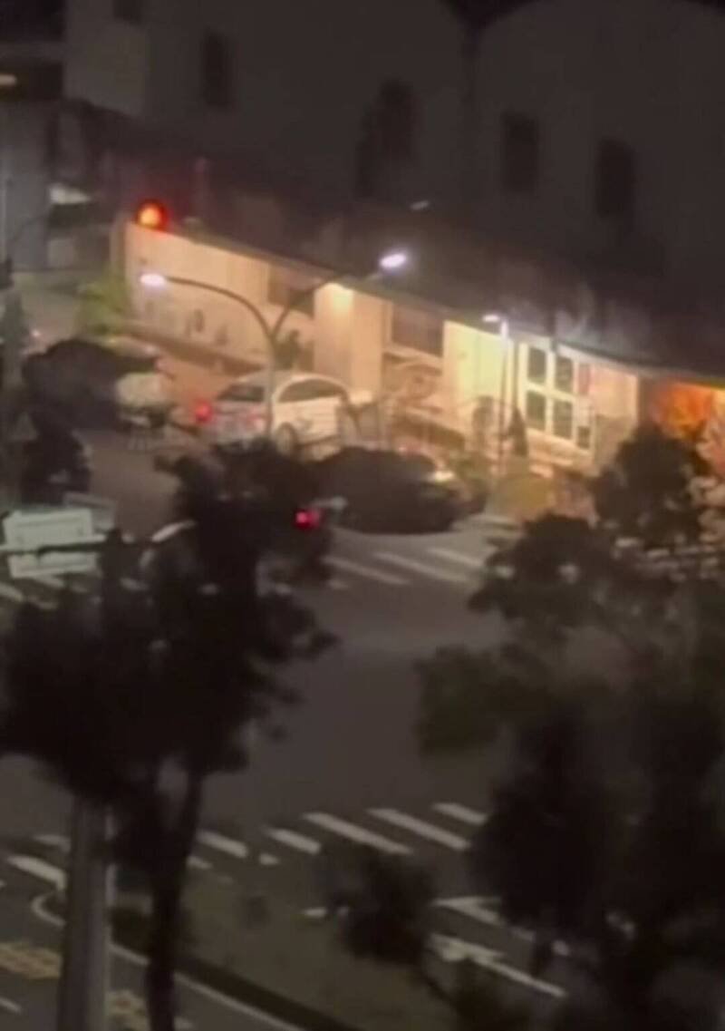 张男开白色自小客在行人道直接加速将陈男撞向KTV墙面。（撷取自黑色豪门企业脸书）