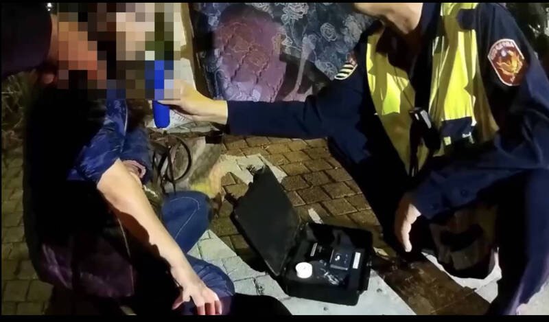 女骑士酒测超标送办。（民众提供）