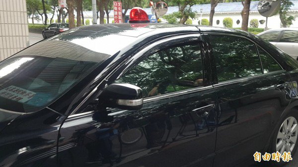 目前在押的国宝集团总裁朱国荣，今天下午被借提至特侦组应讯。（记者钱利忠摄）