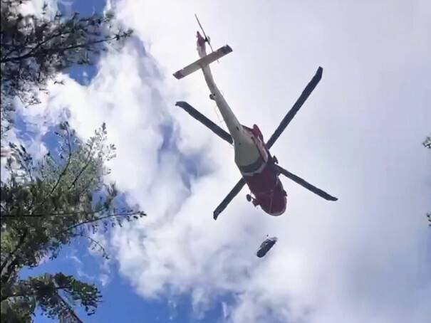 保七刑大队长张益诚，攀登玉山八通关「八大秀」不幸猝逝，经搜救人员上山与空勤直升机协助下，终于将遗体吊挂下山。（图由南投县消防局提供）