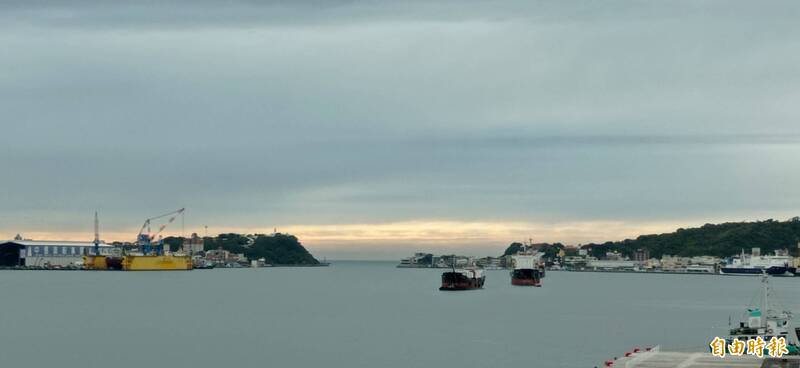 高雄港一港口惊传男子落水，送医抢救。图为一港口景观。（记者洪定宏摄）