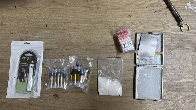 警方扣回K他命、大麻烟弹。（记者徐圣伦翻摄）