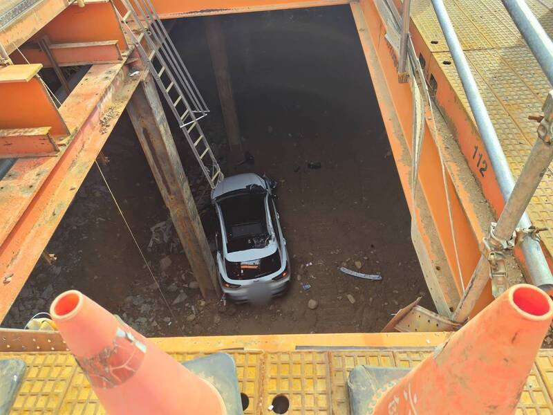 廖姓女子开车掉落8米深捷运工地，却奇迹式仅轻伤，还能自行爬梯求救。（警方提供）