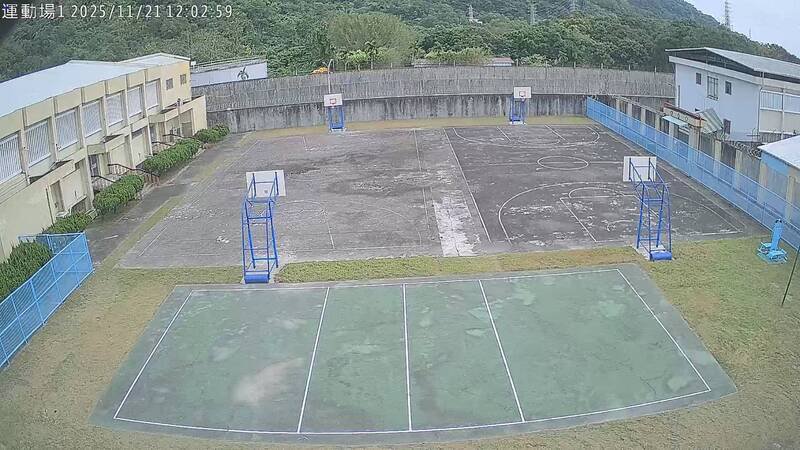 无人机在花莲监狱的运动场空投违禁品。（警方提供）