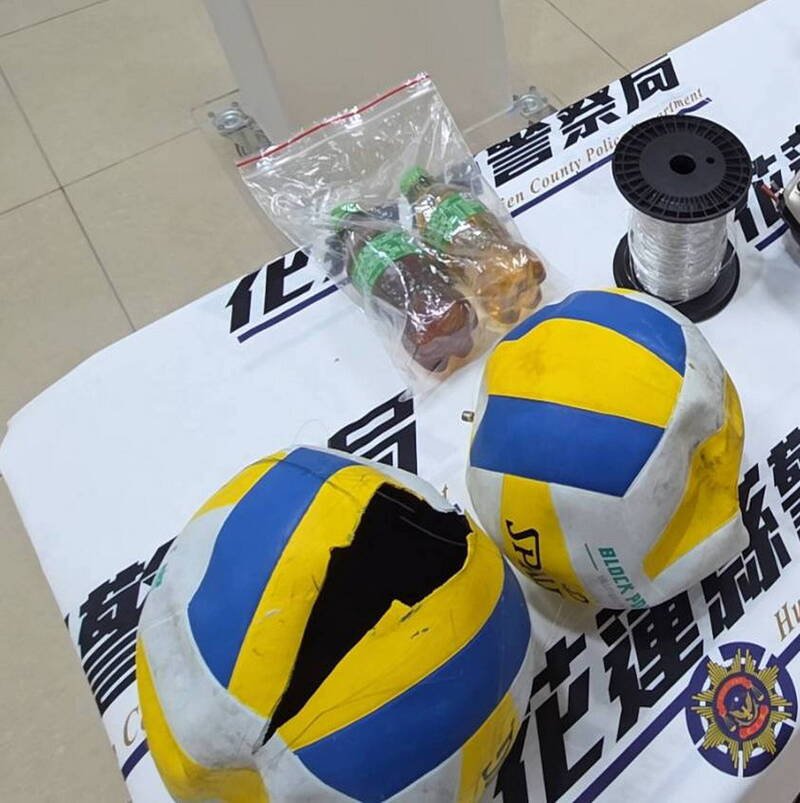 罗姓嫌犯把排球剪破后，里面用小汽水瓶装威士忌、槟榔。（警方提供）