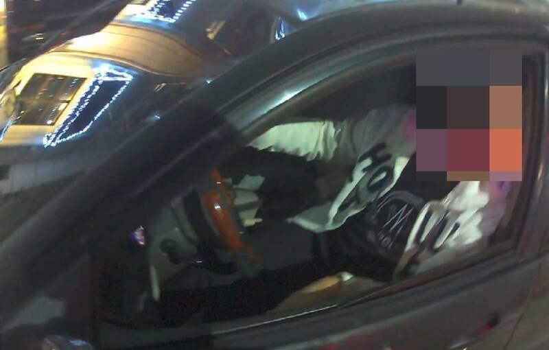 警方发现陈男未系安全带且飘出怪味拦查。（警方提供）