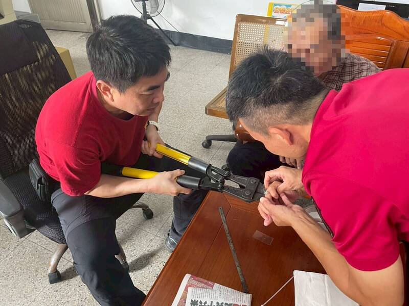 屏东崁顶消防神速剪断银戒救指。（崁顶消防提供）