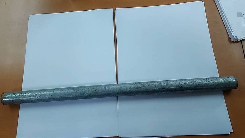 警方扣回铁棍。（记者徐圣伦翻摄）