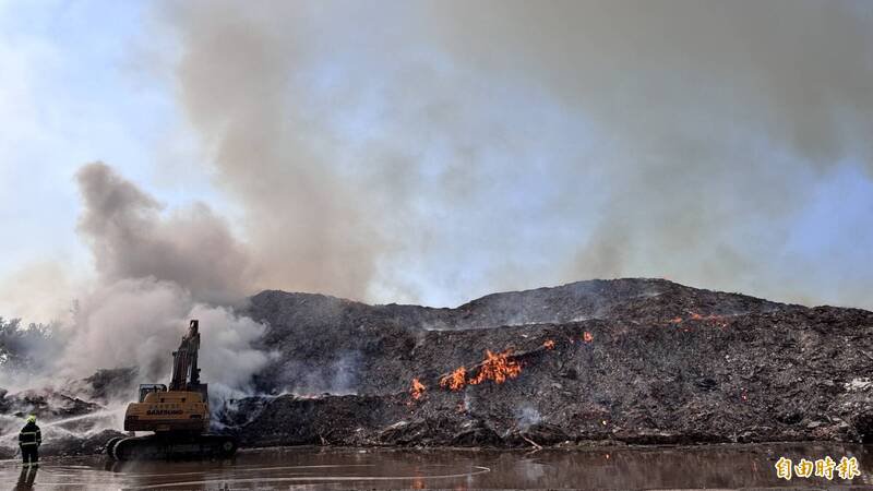 今天上午火场控制。（记者杨金城摄）