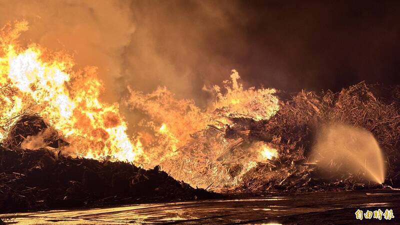 今天凌晨火烧高温到8、900度。（记者杨金城摄）