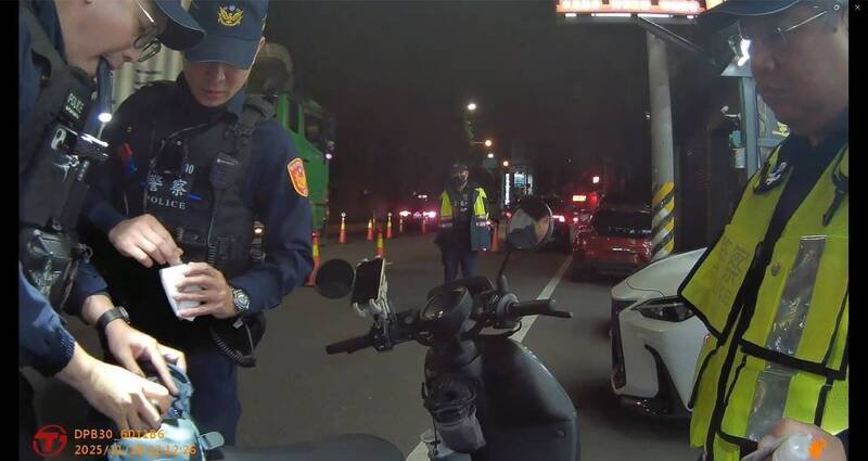 毒驾上路栽了！新竹市蔡姓男子吸毒开车遇临检，结果毒品唾筛呈三级毒品卡西酮类阳性，遭当场逮捕开罚。（新竹市警察局提供）