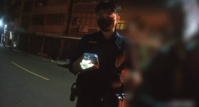 员警对许男实施酒测。（民众提供）