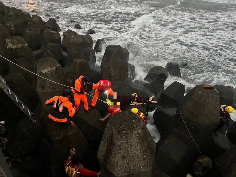余姓冲浪客被救上岸时，已无生命征象，紧急送医抢救。（民众提供）