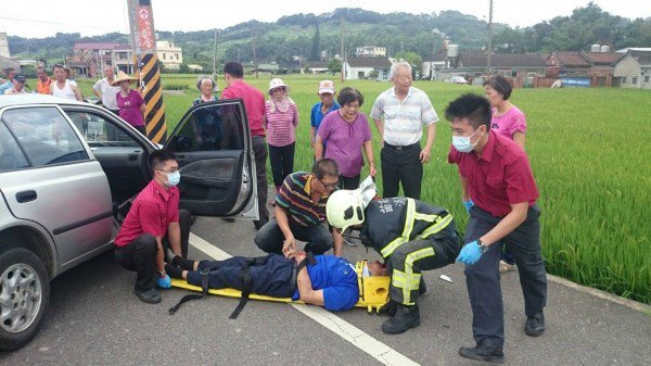 热心民众将老翁救出后，交由消防队送医急救。（记者郑鸿达翻摄）