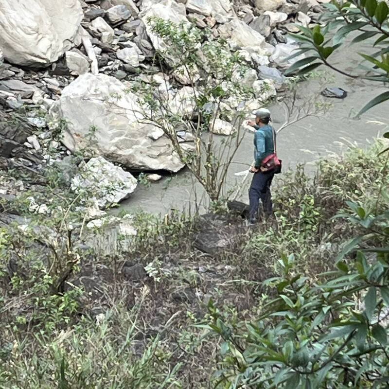 消防人员上山救援。（屏东县消防局提供）