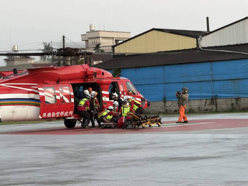 屏东县消防局请求空勤支援后送3名伤者。（屏东县消防局提供）