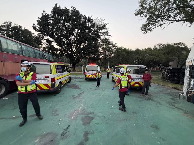 麟洛、屏东及长治救护车转送3名伤者就医。（屏东县消防局提供）