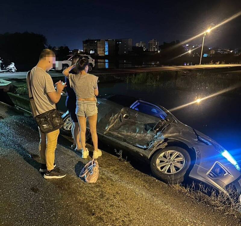 丰田轿车弹飞到路旁排水沟，车上4人送伤送医。（图由读者提供）