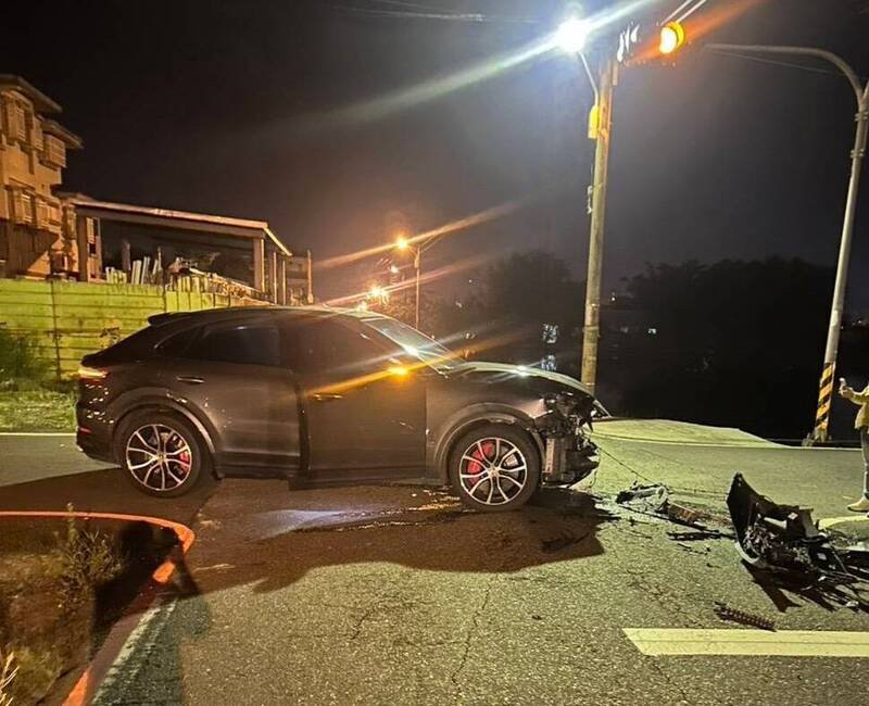 保时捷休旅车车头重创，零件掉满地，后续恐需庞大维修费用。（图由读者提供）