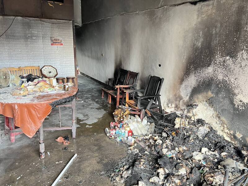 消防人员入内扑灭火势。（图由民众提供）