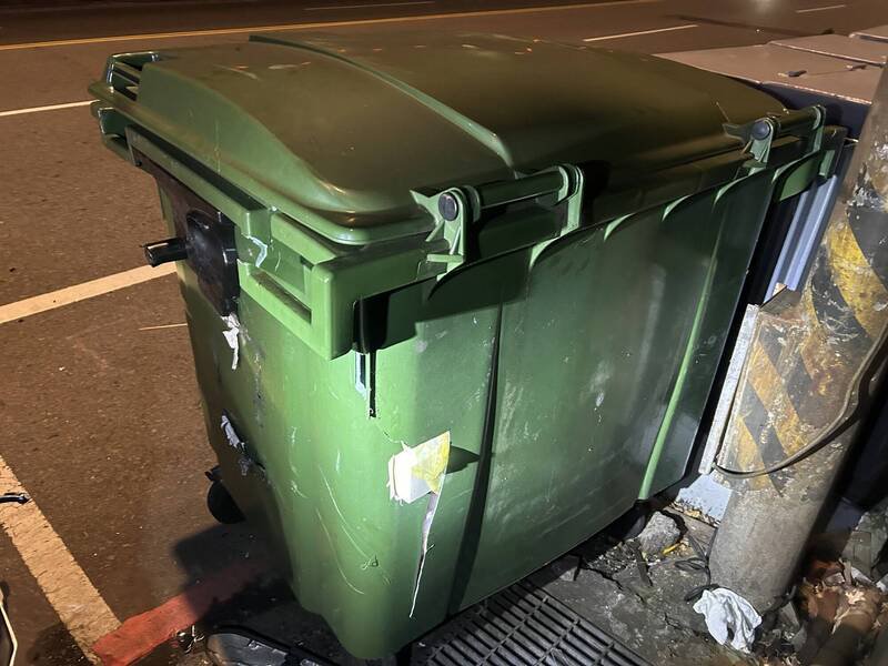 桃园中坜古姓骑士深夜自撞，狂扫路旁骑楼5机车、垃圾子车也遭殃。（警方提供）