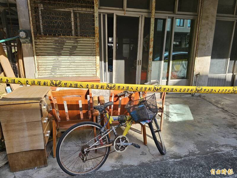 老翁命丧住家，警方于现场拉起封锁线。（记者彭健礼摄）