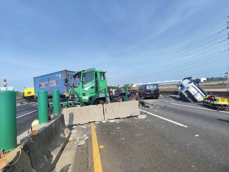 国道1号南下343.8km高科路段，今（25）日上午10点多发生4部大小车追撞车祸。（国道警方提供）