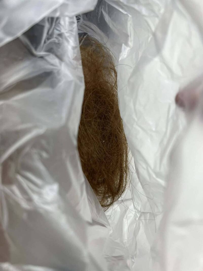 新北市永和区1间私立高职一年级女学生遭高三男学生以剪刀剪下头发，再从3楼拖行至1楼。（翻摄「许明伟」脸书）