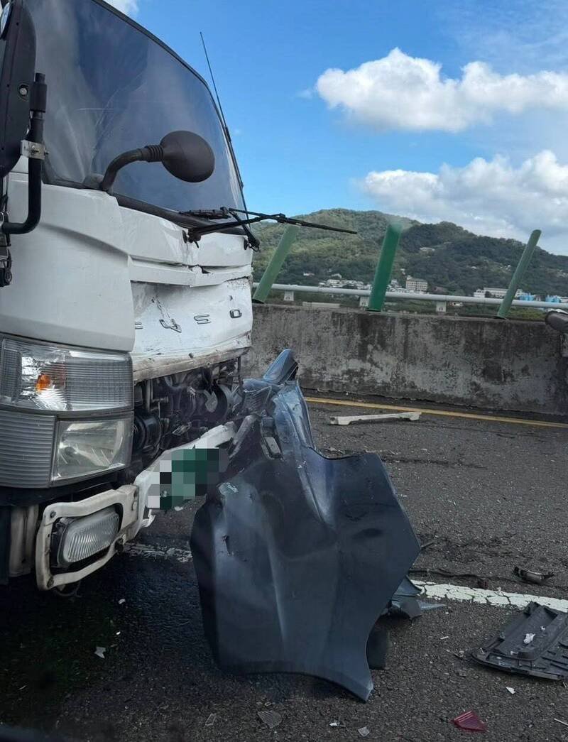 台68线今午发生散落物酿追撞事故，有民众拍照PO网，货车车头毁损。（撷取自脸书「竹东小镇」社团）