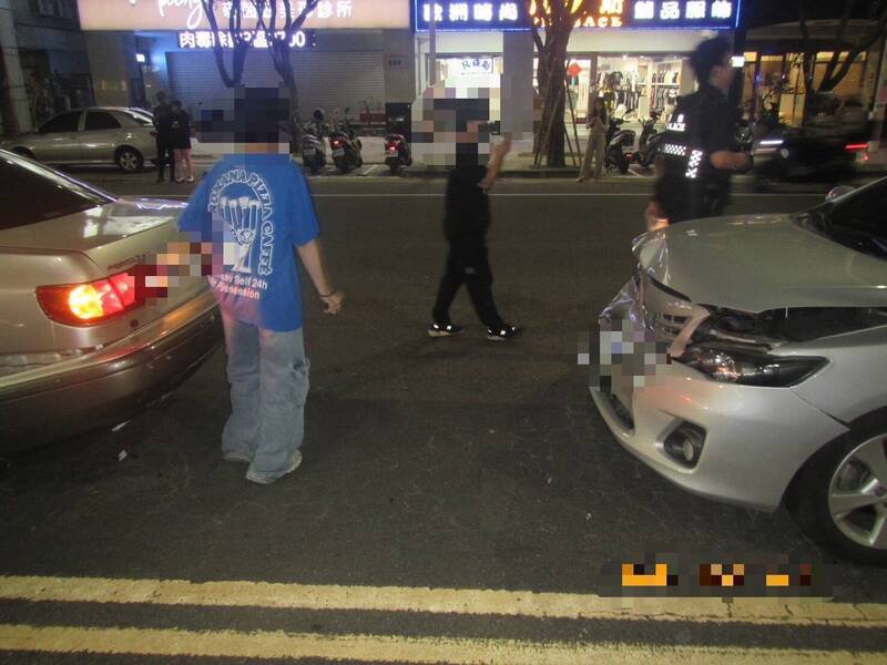 高雄新兴区3轿车追撞，肇因待查。（民众提供）