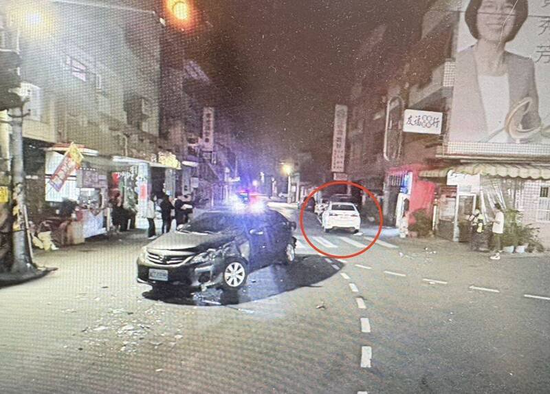 洪姓员警处理事故车祸时，杨男驾驶白色车辆闯入，并撞到灰色事故车，灰车再推挤撞到洪员。（民众提供）