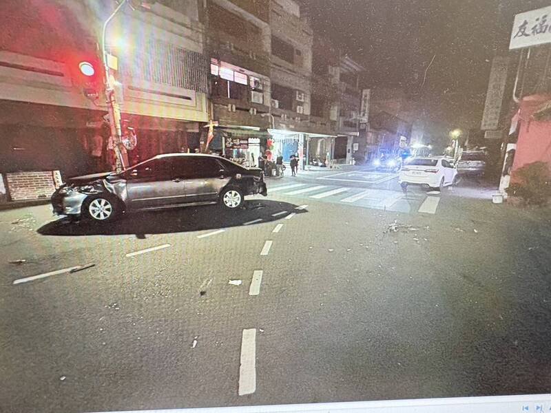 肇事白车驾驶杨男，酒测值高达每公升1.0毫克，警方当场依公共危险罪逮捕送办。（民众提供）