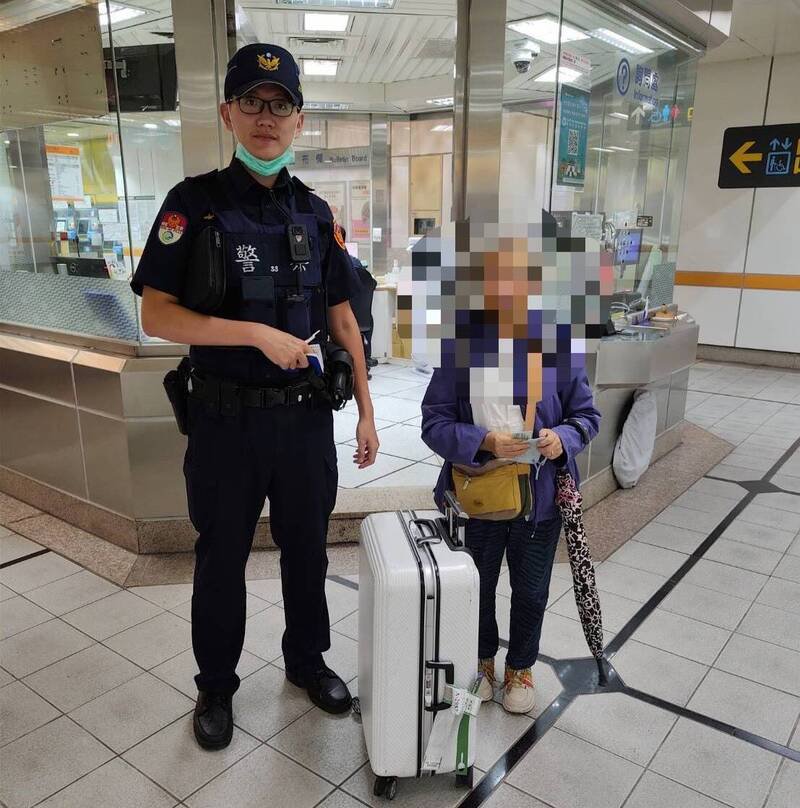 警方帮周妇找回行李箱。（记者王冠仁翻摄）