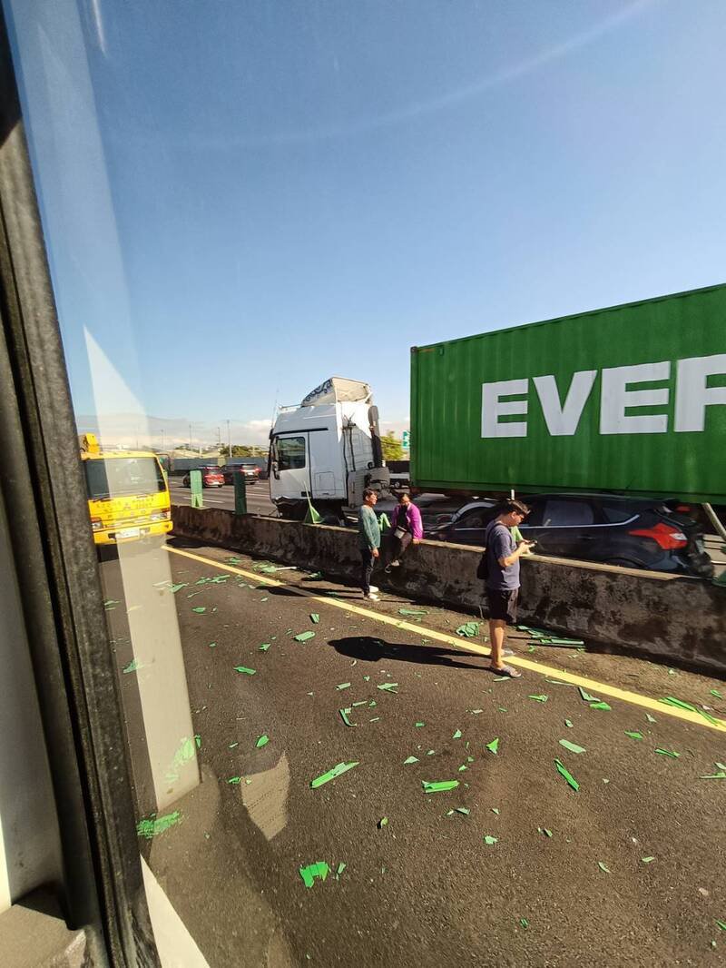 长荣货柜车行经国1中坜路段爆胎擦撞轿车、内侧护栏，双向后方回堵约5公里。（民众提供）