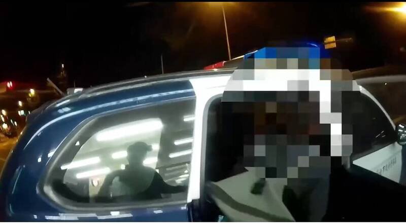 警方逮捕马国男子。（记者王冠仁翻摄）