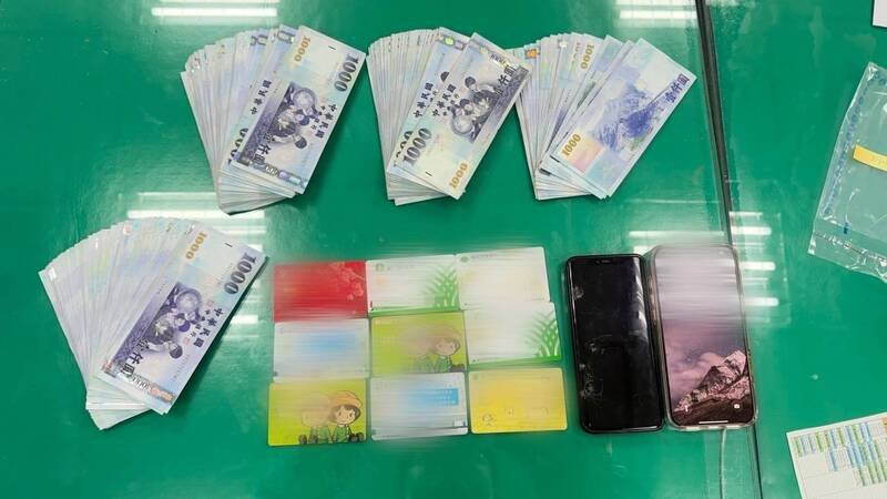 警方查扣29万元赃款与提款卡。（记者王冠仁翻摄）