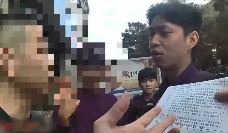 警方对曾男开出拒测单。（记者陆运锋翻摄）