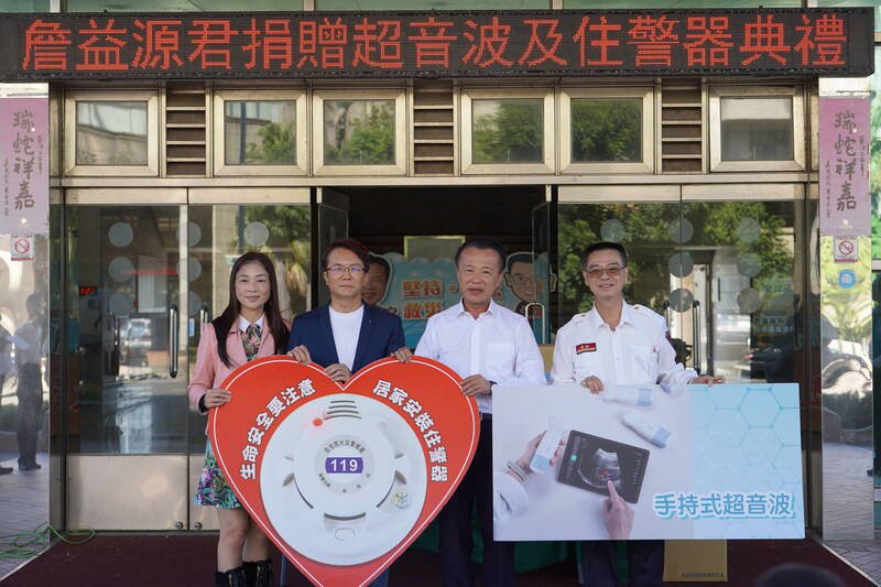 建筑师詹益源（左2）捐赠器材给嘉义县消防局。（嘉义县消防局提供）