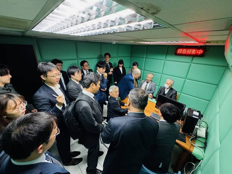 日本律师联合会参访团参观刑事局侦询室。（记者邱俊福翻摄）
